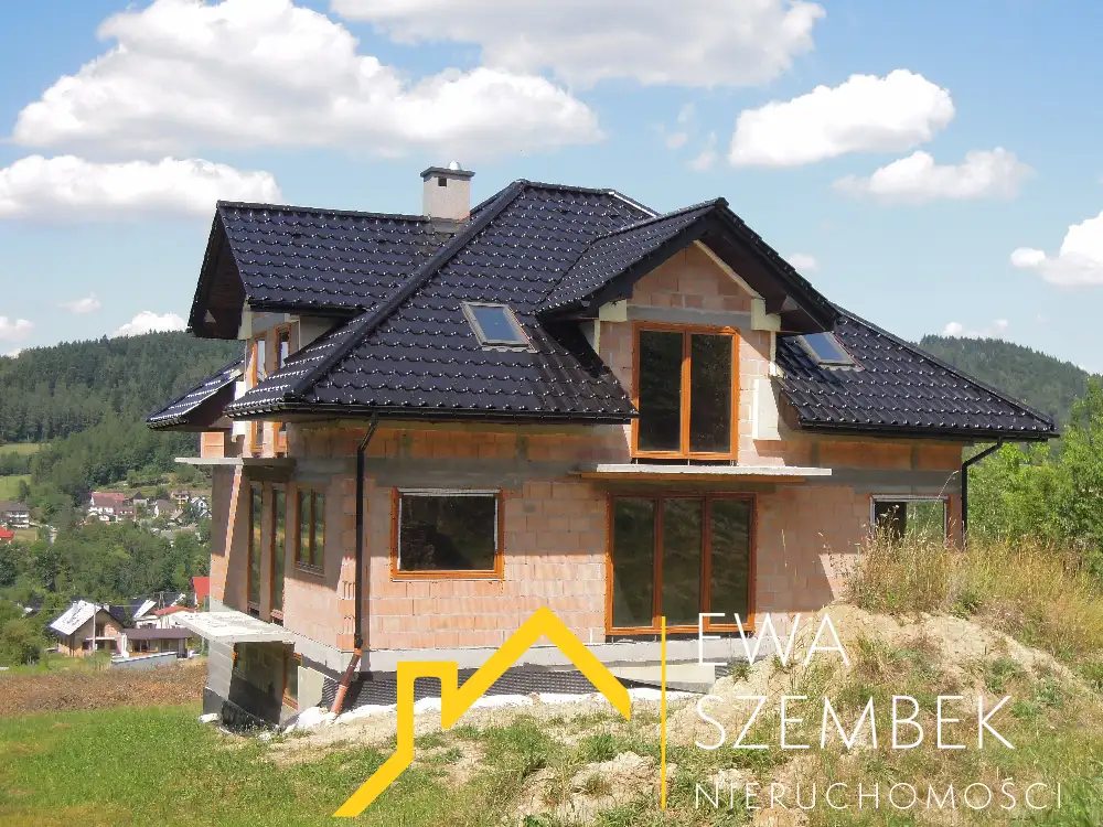 Dom w stanie surowym zamkniętym o powierzchni całkowitej 368,64m2, działka 9,09ar