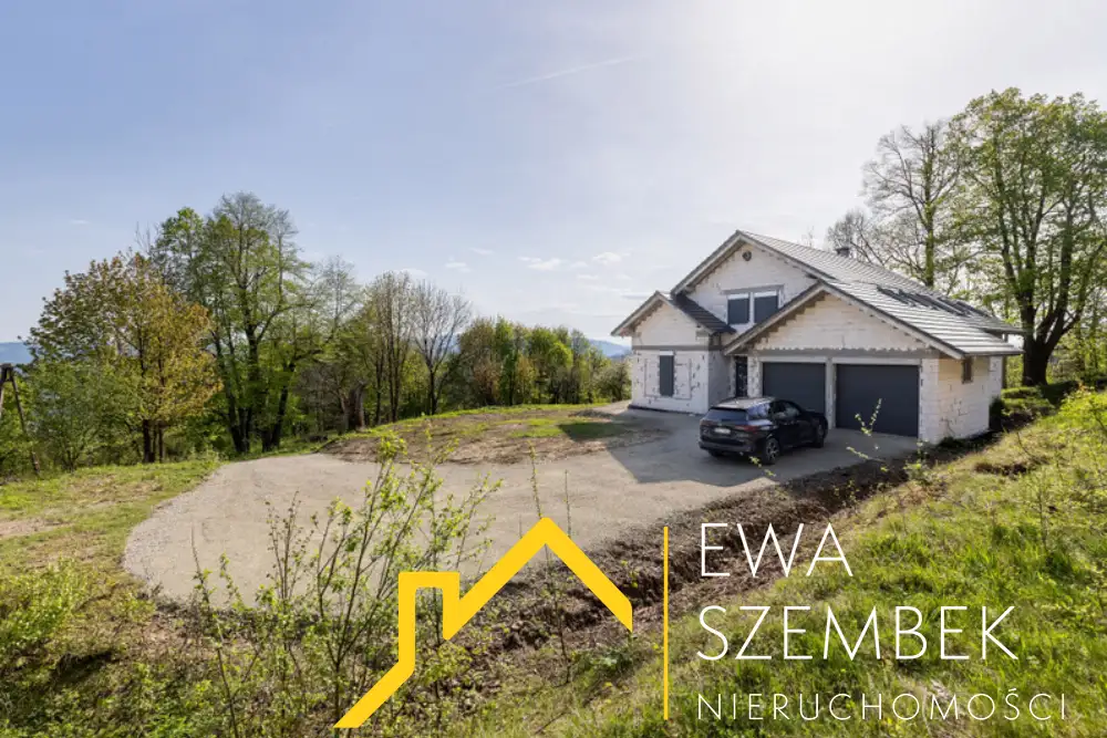 Parterowy dom o powierzchni całkowitej 370,40m2, użytkowej 296,40m2, działka 4800m2