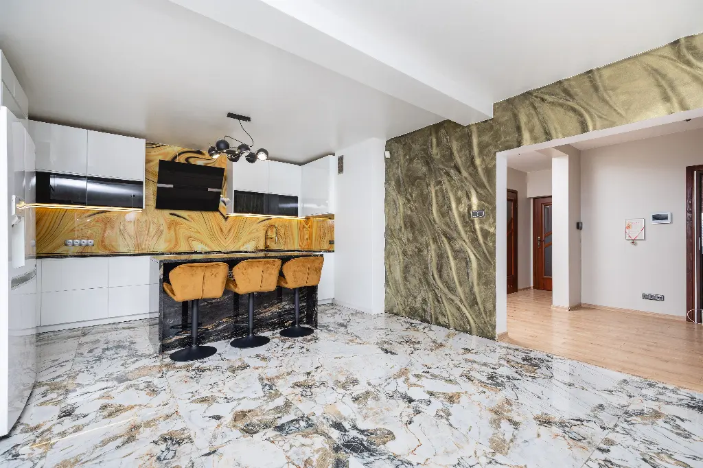 Przestronny dom z basenem i widokiem na góry - Dom w górach na sprzedaż