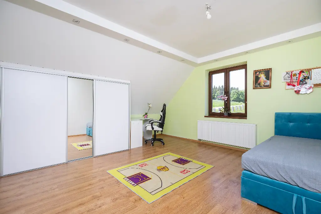 Przestronny dom z basenem i widokiem na góry - Dom w górach na sprzedaż