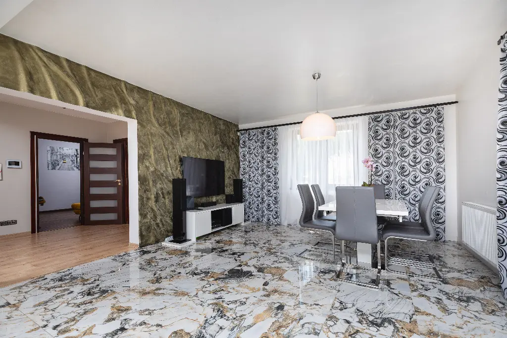 Przestronny dom z basenem i widokiem na góry - Dom w górach na sprzedaż