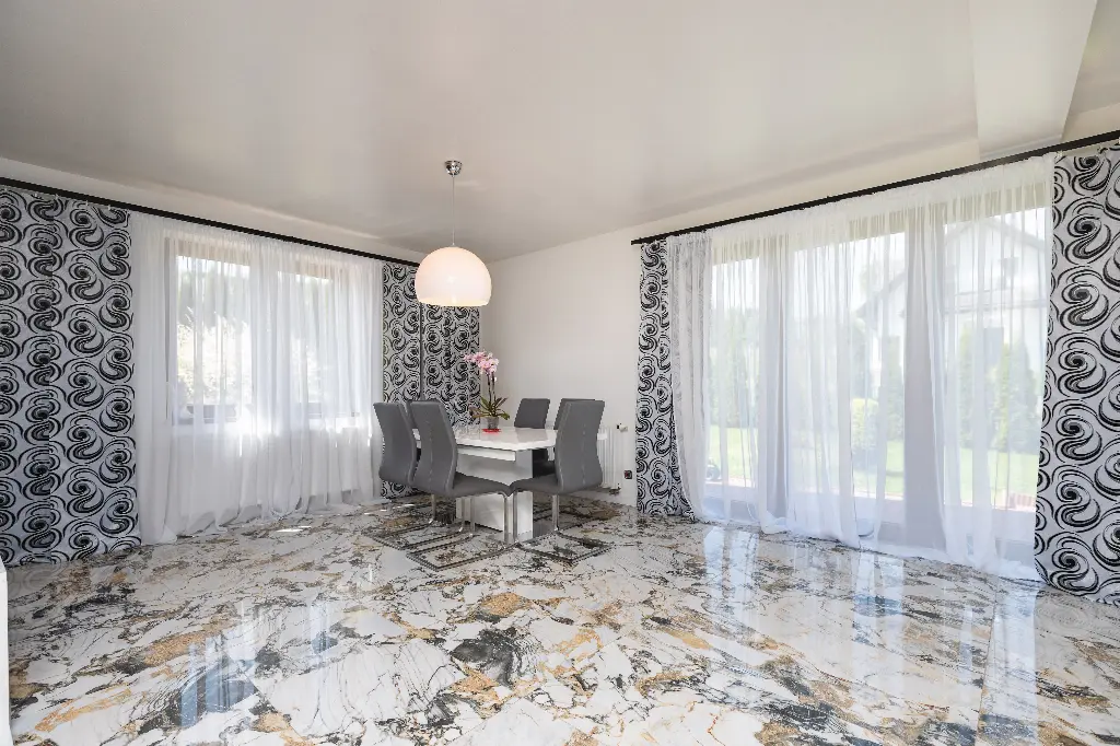 Przestronny dom z basenem i widokiem na góry - Dom w górach na sprzedaż