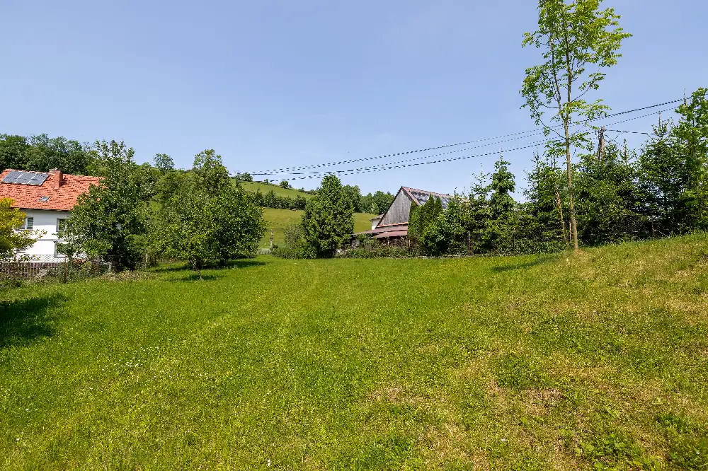 Przestronny dom z dużą działką 42 ary – cisza, natura, wygoda - Dom w górach na sprzedaż