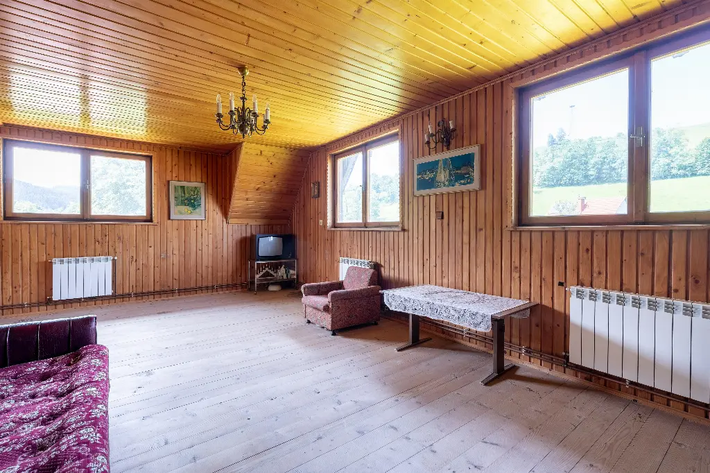 Przestronny dom z dużą działką 42 ary – cisza, natura, wygoda - Dom w górach na sprzedaż