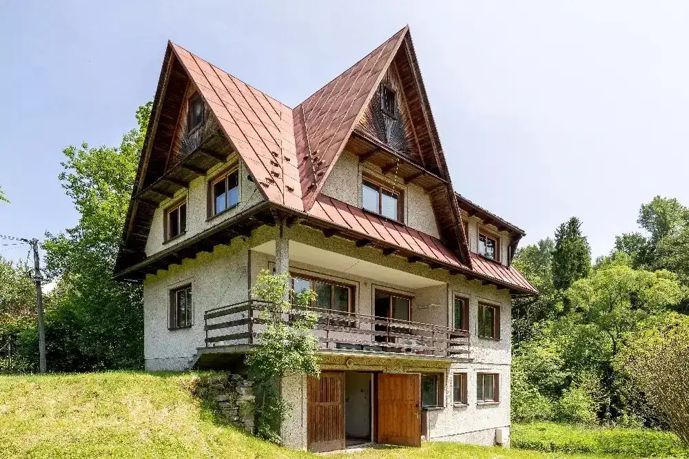 Przestronny dom z dużą działką 42 ary – cisza, natura, wygoda - Dom w górach na sprzedaż