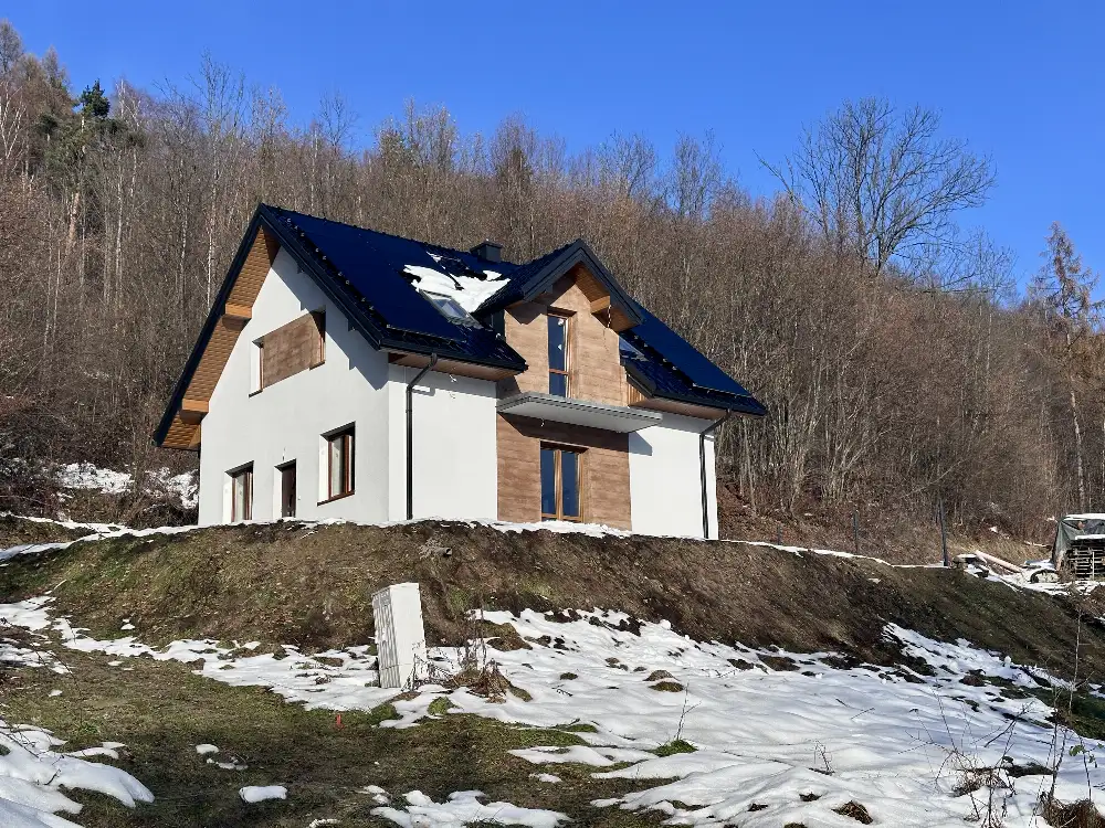 Dom na wzgórzu z widokiem