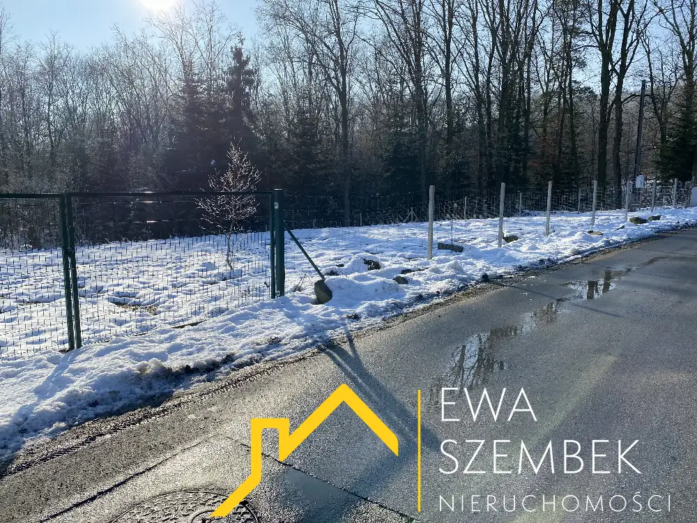 Ogrodzona działka budowlana z mediami i pozwoleniem na budowę