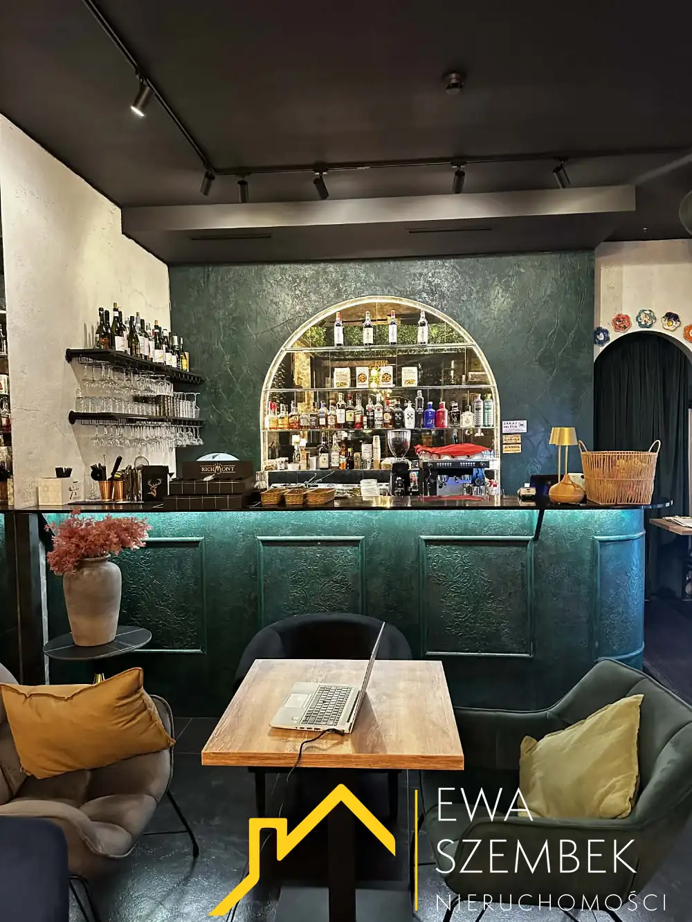 Stare Miasto/ ok. Wawel/ lokal gastronomiczny/ front/  duża witryna