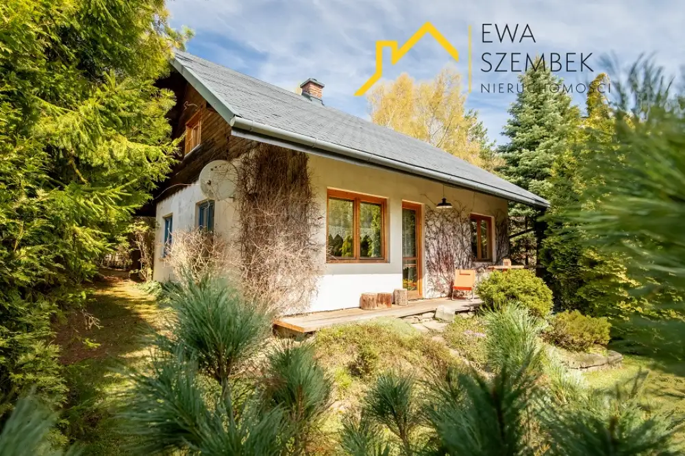 Dom w spokojnej leśnej enklawie