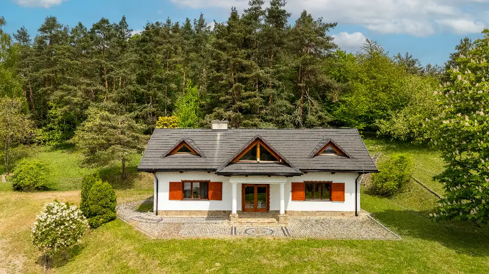 Przestronny dom 250 m² w stylu dworskim – 75 arów, okolice Czchowa