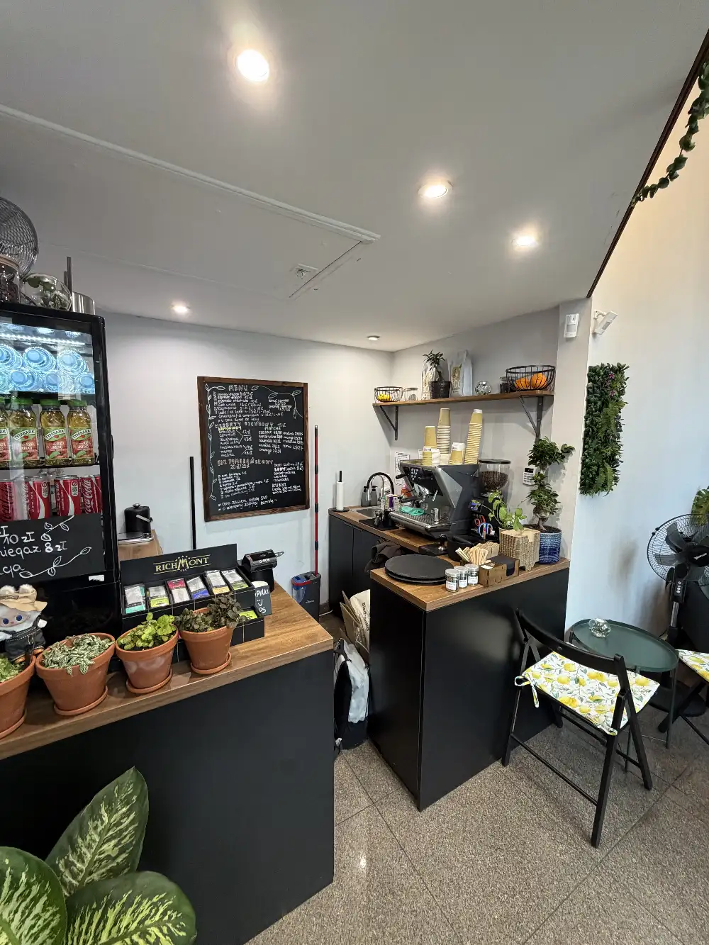 Lokal gastronomiczny do odstąpienia, kawiarnia, 13m2, ul. Kalwaryjska, front, witryna, parter